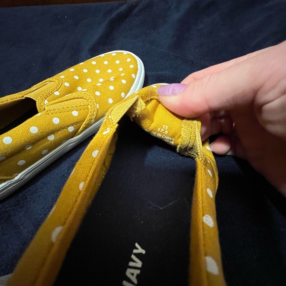 Old Navy size 10 and 11 yellow polka dot shoes - Picture 4 of 7